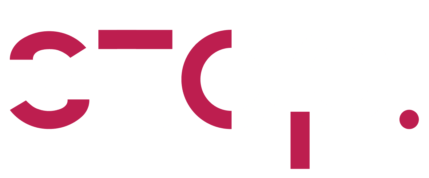 Logo Stop - Rosa y Blanco La imagen es un logotipo con la palabra "stop." escrita en minúsculas. La tipografía utilizada es moderna y estilizada, con un diseño que combina los colores rosa y blanco. Cada letra está dividida horizontalmente en dos secciones, con la parte superior en rosa y la parte inferior en blanco, excepto la letra "o", que tiene la mitad izquierda en rosa y la derecha en blanco. El fondo de la imagen es transparente, permitiendo que el logotipo se adapte fácilmente a diferentes superficies o fondos.