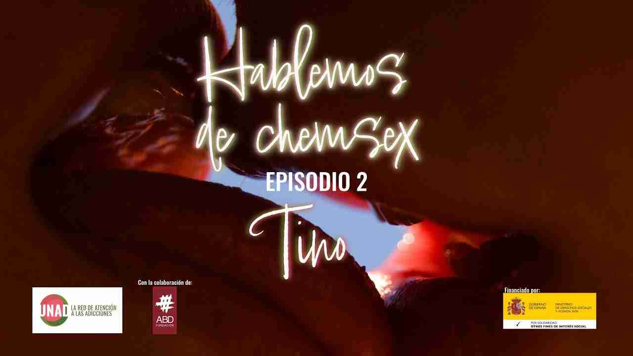 Imagen promocional de un episodio titulado "Hablemos de Chemsex: Episodio 2 - Tino". Se muestra un primer plano difuminado de dos personas, con un resplandor rojo de fondo. El texto "Hablemos de Chemsex" está escrito en una caligrafía moderna y luminosa. En la parte inferior de la imagen, hay logos de colaboradores, incluyendo "LA RED DE ATENCIÓN A LAS ADICCIONES" y "ABD Fundación". Además, se indica que el proyecto está financiado por el "Gobierno de España" y el "Ministerio de Derechos Sociales y Agenda 2030".