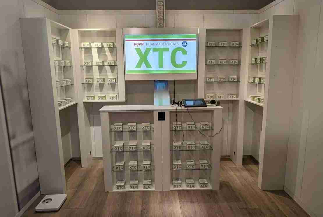 Un espacio interior con estantes que exhiben cajas etiquetadas como 